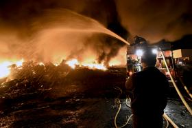 BOMBEIROS CONTINUAM A ARREFECER RESÍDUOS INCANDESCENTES EM EMPRESA DE TONDELA
