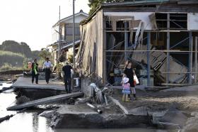 MAIS DE TRÊS MIL PESSOAS CONTINUAM LONGE DE CASA DEVIDO ÀS INUNDAÇÕES NO JAPÃO
