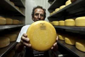 HOLANDÊS LANÇA QUEIJO TIPO GOUDA “MADE IN” ALENTEJO