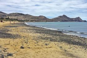PEDRAS QUE MANCHAM DOURADO DA PRAIA DO PORTO SANTO MOTIVAM QUEIXAS DE VISITANTES