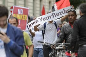 MANIFESTAÇÕES EM CIDADES EUROPEIAS PEDEM GENEROSIDADE NO ACOLHIMENTO AOS REFUGIADOS