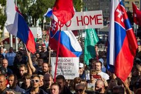 MILHARES PROTESTAM EM VARSÓVIA, BRATISLAVA E PRAGA CONTRA REFUGIADOS