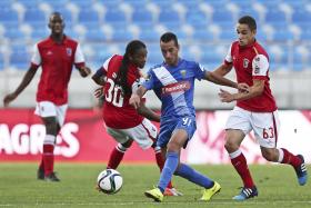 ESTORIL-PRAIA VENCE SPORTING DE BRAGA, QUE TERMINA COM NOVE JOGADORES