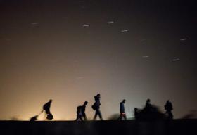 MIGRAÇÕES: DE PORTUGAL PARTIRAM TRÊS CAMIÕES CARREGADOS COM AJUDA PARA SUPER-HERÓIS