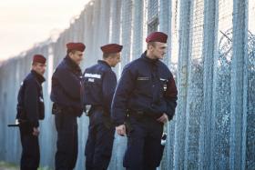 POLÍCIA HÚNGARA LANÇA GÁS LACRIMOGÉNEO CONTRA MIGRANTES NA FRONTEIRA