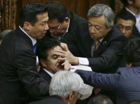 LEI DE SEGURANÇA MOTIVA SOCOS E PONTAPÉS ENTRE DEPUTADOS JAPONESES