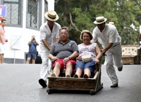 CARREIROS DA MADEIRA LEVAM CARROS DE CESTO A LISBOA