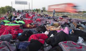 MIGRAÇÕES: MILHARES DE REFUGIADOS ATRAVESSARAM FRONTEIRA ENTRE HUNGRIA E ÁUSTRIA