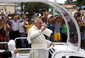 CEM MIL CUBANOS SAUDARAM PAPA FRANCISCO NAS RUAS DE HAVANA