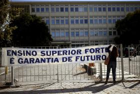 DEZENAS DE PROFESSORES DO ENSINO SUPERIOR EM GREVE, MAS ALUNOS COM AULAS