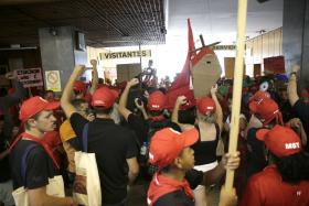MANIFESTANTES ANTIAUSTERIDADE OCUPAM MINISTÉRIO DAS FINANÇAS EM SÃO PAULO