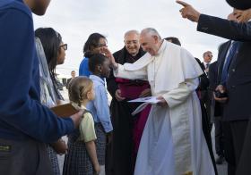 PAPA FRANCISCO FALA DE “VERGONHA” POR ABUSOS A MENORES AO CHEGAR A NOVA IORQUE