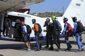 FESTIVAL DE PARAQUEDISMO REÚNE CAMPEÕES MUNDIAIS EM PORTIMÃO