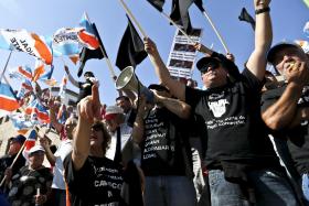 ELEIÇÕES: PASSOS E PORTAS DISCURSAM PARA APOIANTES COM PROTESTO DE LESADOS DO BES EM FUNDO