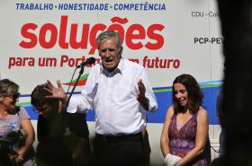 NÃO É A CDU QUE JUNTA PS, PSD E CDS, ELES “PASSAM A VIDA JUNTOS”, DIZ JERÓNIMO