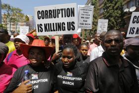 MILHARES DE SUL-AFRICANOS MANIFESTAM-SE CONTRA CORRUPÇÃO