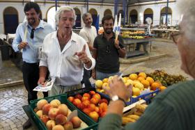 GONÇALO DA CÂMARA PEREIRA NO MERCADO DE SANTARÉM COM A “FORQUILHA DO TRABALHO”