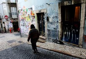 VOLUNTÁRIOS LIMPAM ‘GRAFITTIS’ EM MOBILIÁRIO URBANO PARA LISBOA FICAR MAIS BONITA
