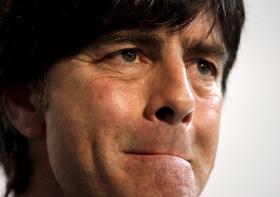 SELECIONADOR ALEMÃO JOACHIM LÖW DOA 25 MIL EUROS PARA REFUGIADOS