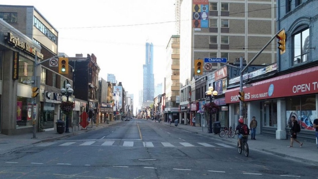 Seções das ruas Bloor e Yonge foram fechadas ao tráfego de veículos no domingo - 17 de agosto de 2014. (htamTO / Twitter)
