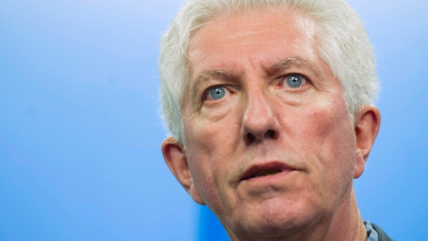 O líder do Bloc Quebecois Gilles Duceppe fala aos meios de comunicação nos escritórios de um canal televisivo que procura por pessoas desaparecidas durante uma paragem de campanha eleitoral em Montreal - 4 de setembro de 2015. The Canadian Press / Graham Hughes