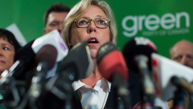 A líder do Partido Verde Elizabeth May faz um anúncio da campanha sobre a habitação a preços acessíveis em Burnaby, B.C. - 25 de agosto de 2015. THE CANADIAN PRESS/Darryl Dyck