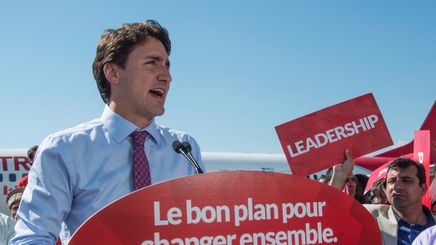 O líder Liberal Justin Trudeau discursa para partidários durante uma paragem de campanha - 18 de setembro, 2015, em Montreal. THE CANADIAN PRESS/Paul Chiasson