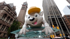 Pachi, a mascote para os Jogos Pan-Americanos, é exibida numa paragem de autocarro no centro de Toronto - 9 de julho de 2015. (AP / Julio Cortez)