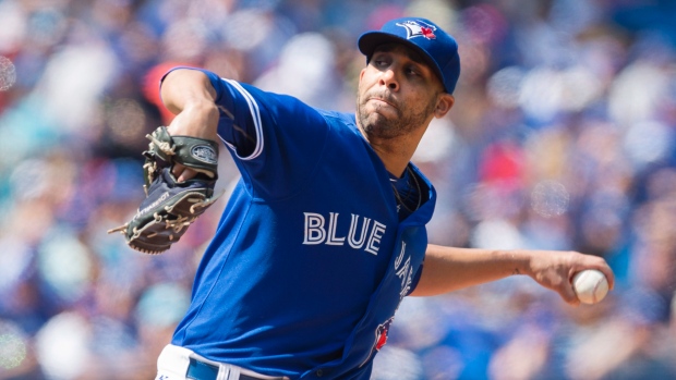 O lançador inicial dos Toronto Blue Jays David Price trabalha contra os Baltimore Orioles durante o 2º inning de mais um jogo de basebol da MLB em Toronto - 5 de setembro de 2015. (Darren Calabrese / The Canadian Press)