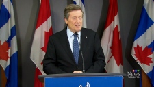 O presidente Tory fala com jornalistas após a reunião com cinco presidentes homólogos canadianos para discutir a habitação a preços acessíveis