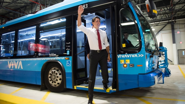 O líder do Partido Liberal Justin Trudeau acabado de chegar a um evento de campanha no Terminal Rodoviário VIVA - 4 de setembro, 2015 em Richmond Hill, Ontário. THE CANADIAN PRESS/Paul Chiasson