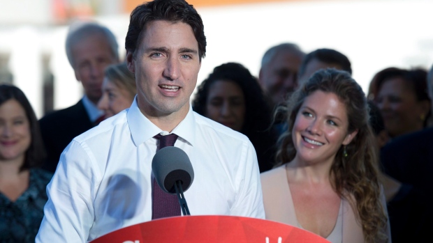 Sophie Gregoire sorri ao ouvir o seu marido, o líder Liberal Justin Trudeau, falar durante uma paragem de campanha em Montreal - 22 de setembro de 2015. The Canadian Press / Adrian Wyld