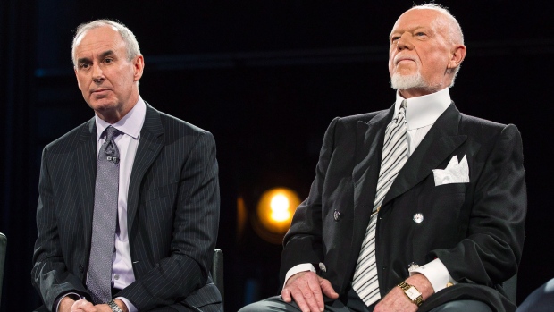 Ron MacLean (à esquerda) senta-se com Don Cherry quando a Rogers TV revela a sua equipa para a cobertura da estação da NHL em Toronto - 10 de março de 2014. (THE Canadian Press / Chris Young)