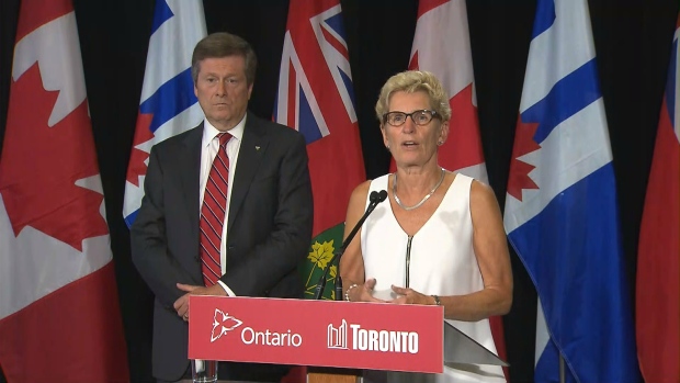 O presidente John Tory e a primeira-ministra Kathleen Wynne falam aos repórteres depois de um encontro no Queen’s Park na terça-feira