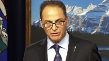O ministro das Finanças de Alberta Joe Ceci durante a atualização fiscal e declaração económica do governo sobre o primeiro trimestre 2015-16, em Edmonton, 31 de agosto de 2015