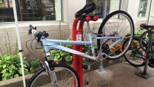A TTC anunciou na terça-feira que 10 estações de metro estão agora equipadas com áreas de reparação de bicicletas, num esforço para tornar o transporte mais atraente para os ciclistas (Jackie Crandles / CP24)