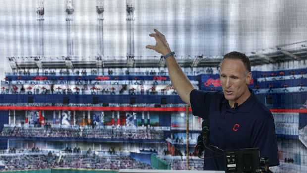 O presidente dos Cleveland Indians Mark Shapiro aponta para as grandes reformas no lado direito do Progressive Field em Cleveland - 7 de agosto de 2014. (AP / Tony Dejak)