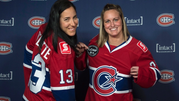 Caroline Ouellette, à esquerda, e Marie-Philip Poulin mostram a nova camisola da sua equipa, na quinta-feira, 24 de setembro, 2015, em Montreal. A franchise CWHL, com sede em Montreal, também foi renomeada para se tornar Les canadiennes. THE CANADIAN PRESS/Paul Chiasson