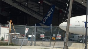 Um avião da CanJet é mostrado num hangar no Aeroporto Internacional Pearson, em Toronto - 1 de setembro de 2015. (Richard Madan / CTV News)