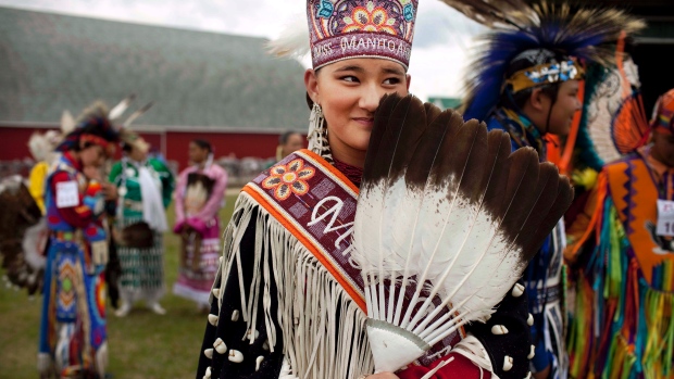Uma jovem senhorita Manito Abhee Sage Speidel, 14, da nação Lakota, veste roupas tradicionais num evento que comemora o National Aboriginal Day em Winnipeg, Manitoba, nesta foto de arquivo (junho de 2011). (AP Photo/Kevin Frayer)