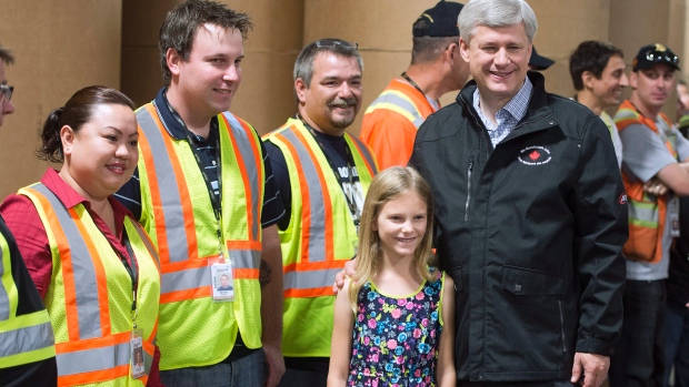 O líder Conservador Stephen Harper apresenta o seu discurso de campanha durante uma paragem em Welland, Ontário, na quarta-feira, 9 de setembro de 2015. (Adrian Wyld / The Canadian Press)