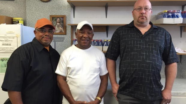 Jim David, Sheldon Taylor, e John Cooney estão a promover uma campanha de donativos esta semana no Banco alimentar Men United for God. (Joana Draghici / CBC)