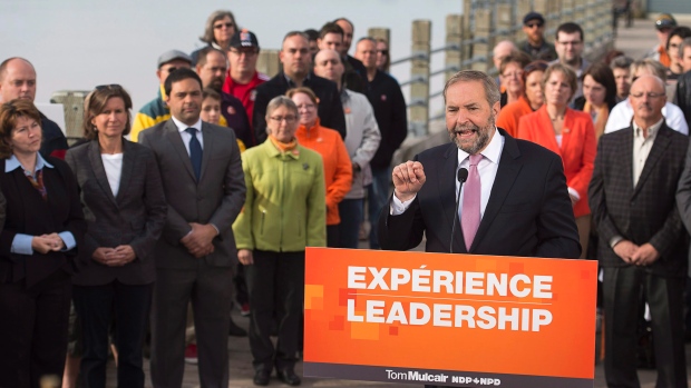 O líder do NDP Tom Mulcair discursa para partidários durante uma paragem de campanha em Moncton, N.B. na terça-feira, 22 de setembro de 2015. THE CANADIAN PRESS/Andrew Vaughan