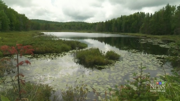 Lac a Ti-Negre do Quebec. A Comissão de Toponímia do Quebec decidiu mudar o nome de 11 sítios naturais que incluem rápidos, um lago e um local de enterro que contêm a palavra “N”
