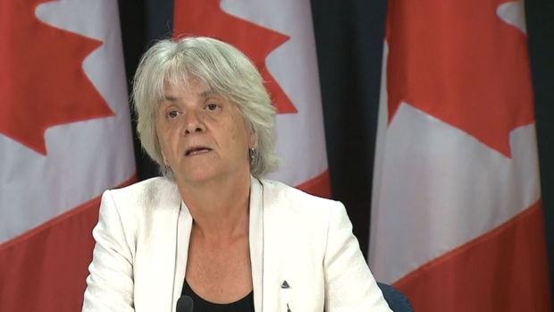 A vice-crítica do NDP para os Negócios Estrangeiros Hélène Laverdière fala numa conferência de imprensa sobre a posição do seu partido sobre os refugiados - 5 de setembro de 2015