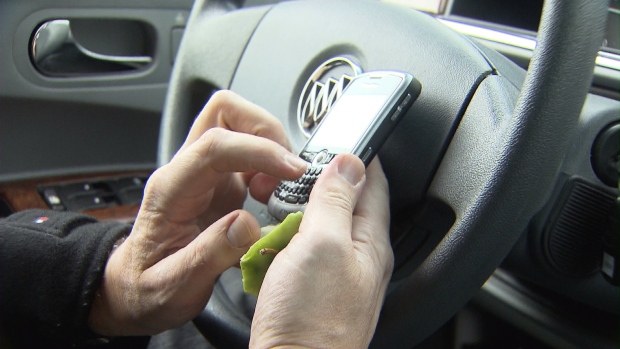 Multas mais pesadas para condução distraída entram em vigor esta terça-feira