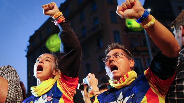 Apoiantes do Junts Pel Si (Juntos Pelo Sim) durante um encontro para acompanhar os resultados das eleições no domingo. (Andrea Comas / Reuters)