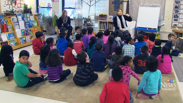 Professores são vistos numa sala de aula em Toronto nesta foto sem data