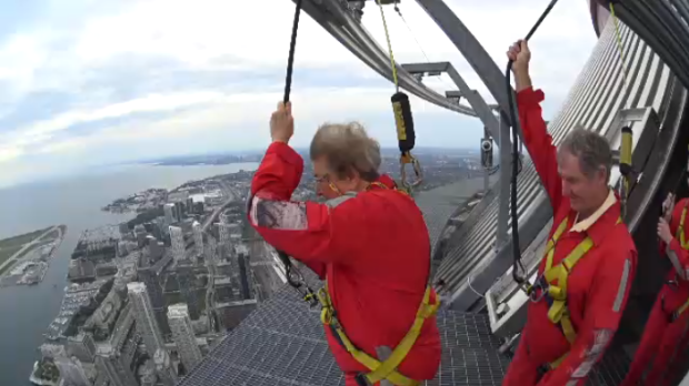 MULHER PASSA 85º ANIVERSÁRIO CAMINHANDO NO TELHADO DA CN TOWER