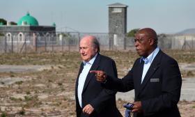 SUL-AFRICANO TOKYO SEXWALE É O QUINTO CANDIDATO À PRESIDÊNCIA DA FIFA